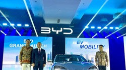 Quan chức Indonesia và Trung Quốc tại cuộc họp báo của BYD tại Jakarta ngày 18/1 (Ảnh: Nikkei).