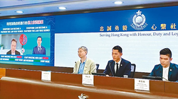 Cảnh sát Hồng Kông họp báo về vụ lừa đảo. Trong ảnh nhỏ là các khuôn mặt các lãnh đạo tổng công ty bị tráo đổi (Ảnh: Wenweipo).