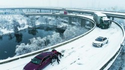 Xe điện không thể chạy trong thời tiết giá lạnh, hành khách phải xuống đẩy đến trạm sạc (Ảnh: Creaders).