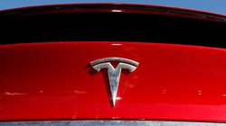 Xe điện Tesla hiện không được hoan nghênh tại Hàn Quốc (Ảnh: Reuters).