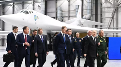 Tổng thống Nga Putin và Bộ trưởng Quốc phòng Shoigu thị sát Nhà máy Kazan và bay thử nghiệm máy bay ném bom chiến lược Tu-160M loại mới (Ảnh: Sputnik)