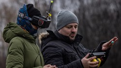 Chuyên gia Ukraine huấn luyện điều khiển UAV cho học viên (Ảnh: Thepaper).