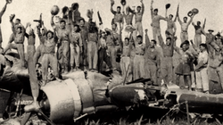 Bộ đội Việt Nam đánh chiếm sân bay Mường Thanh, kết thúc thắng lợi chiến dịch Điện Biên Phủ (Ảnh: Al Jazeera)