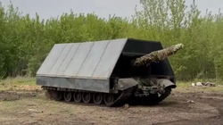 Xe tăng Nga mang "Tsar-Grill" để chống drone FPV (Ảnh: Topwar)