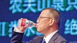 Tỉ phú Chung Thiểm Thiểm, ông chủ Nongfu Spring chỉ trích các đối thủ cạnh tranh chơi xấu (Ảnh: Sohu)