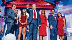 Hai ông Donald Trump và J.D. Vance cùng gia đình chấp nhận làm ứng cử viên Tổng thống và Phó Tổng thống tại Đại hội đảng Cộng hòa tối 18/7 (Ảnh: Singtao)