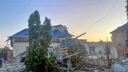 Một ngôi nhà sâu bên trong lãnh thổ Nga bị trúng tên lửa (Ảnh: AP).