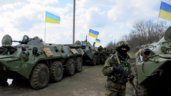 Binh sĩ Ukraine trên xe tăng tiến sang lãnh thổ Nga (Ảnh: Getty)