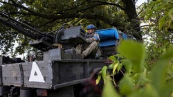 Xe quân sự của Ukraine tiến vào Kursk với ký hiệu Tam giác trắng (Ảnh: Hk01)