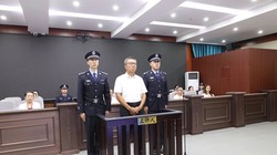 Lý Kiến Bình nghe tuyên án tại phiên tòa phúc thẩm (Ảnh: Thecover).