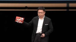 Ông Dư Thừa Đông giới thiệu chiếc điện thoại HUAWEI Mate XT Ultimate Design (Ảnh: 6park).