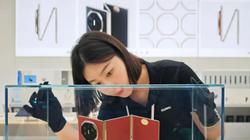 Do giá quá đắt so với mặt bằng tiêu dùng chung nên truyền thông Trung Quốc gọi Huawei Mate XT là "Mao Đài điện tử" (Ảnh: Getty)