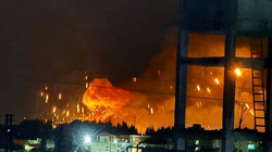 Kho vũ khí nằm sát Căn cứ không quân Khmeimim của Nga ở Syria cháy nổ dữ dội sau khi bị Israel oanh kích (Ảnh: TVBS).