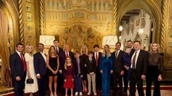 Bức ảnh toàn gia đình nhà ông Trump vắng mặt bà Melania nhưng có mặt cha con Elon Musk (Ảnh: Sohu)