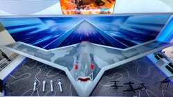 Chiếc UAV hạng nặng CH-7 và vũ khí trang bị cho nó được trưng bày (Ảnh: CCTV)