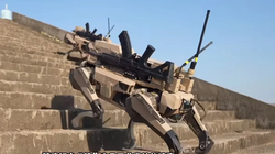 Các Sói robot xạ thủ thực hiện cơ động leo cầu thang (Ảnh: IThome).