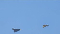 Chiếc "Bạch Đế" (trái) và chiếc J-20S. Ảnh: Toutiao.