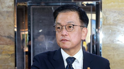 Ông Choi Sang-mok bị cảnh sát điều tra sau khi ngồi vào ghế Quyền Tổng thống ba ngày. Ảnh: Singtao.