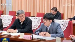 Lương Văn Phong (phải) được mời tham dự hội nghị xin ý kiến do Thủ tướng Lý Cường tổ chức hôm 20/1/2025. Ảnh: CCTV.