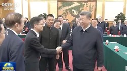 Chủ tịch Trung Quốc Tập Cận Bình bắt tay ông chủ 9x của Unitree Robotics Vương Hưng Hưng. Ảnh: CCTV.