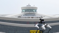 Robot 4 chân "Jueying Lite-3" được sử dụng vào việc tuần tra, bảo vệ và đảm bảo hoạt động bình thường cho sân bay Thiên Hồ Đảo, Hàng Châu. Ảnh: SingTao.