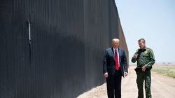 Ông Trump thị sát hàng rào biên giới Mỹ-Mexico được xây dựng nhằm ngăn người nhập cư vượt biên trái phép. Ảnh: Getty.