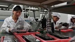 Một nhà máy của Apple tại Thâm Quyến. Hiện các dây chuyền đang được công ty gấp rút chuyển khỏi Trung Quốc. Ảnh: Getty.