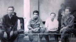 Ông Lê Quang Ninh (thứ 2, trái qua) gặp lại các cán bộ Ban Binh vận tỉnh ủy Mỹ Tho sau ngày toàn thắng. Ảnh: Tư liệu CĐV.