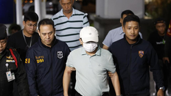 Tổng giám đốc Tổng Công ty Đường sắt số 10 Trung Quốc (chi nhánh Thái Lan) bị các nhân viên DSI bắt hôm 19/4. Ảnh: EPA.