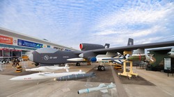 Máy bay không người lái Cửu Thiên và những vũ khí mang dưới cánh. Ảnh: Zhihu.