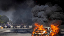 Biểu tình phát triển thành bạo loạn trên đường phố Los Angeles. Ảnh: AFP.