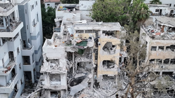 Cảnh đổ nát tại thủ đô Tel Aviv do tên lửa Iran gây ra đêm 15/6. Ảnh: Reuters.