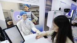 Robot Đông y thay thế các thầy lang bắt mạch kê đơn. Ảnh: VCG.