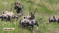 Hình ảnh binh sĩ cùng chó robot và xe chiến đấu không người lái tấn công phát trên CCTV. Ảnh: QQnews.