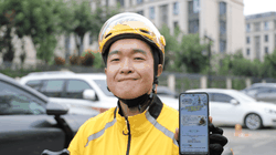 Shipper nhận thông báo thưởng tiền vì không vi phạm luật giao thông. Ảnh: Singtao.