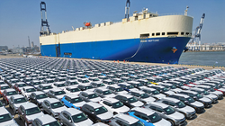 Bãi xe ô tô chờ lên tàu xuất khẩu. Ảnh: Chinadaily.