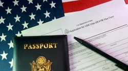 Chỉ thị mới của Bộ Ngoại giao chặn con đường nhập cư Mỹ của số lượng lớn người nước ngoài muốn có thẻ xanh Mỹ. Ảnh: Reuters.