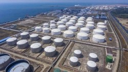 Hiện lượng dầu thô dự trữ của Trung Quốc đứng thứ hai thế giới, gần bằng của Mỹ, 10 tháng đầu năm nay nhập tổng cộng 470 triệu tấn. Ảnh: Creaders.