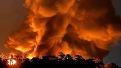 Cột khói lớn bốc lên từ vụ hỏa hoạn ở Phúc Yên, Vĩnh Phúc