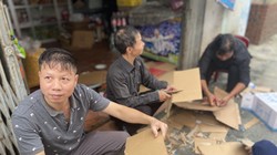 Người dân Đại La cùng nhau hỗ trợ khách đến viếng.