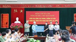 Ban Vận động Cứu trợ Trung ương công bố danh sách chuyển tiền hỗ trợ đợt 1 cho 20 địa phương bị thiệt hại do bão số 3 gây ra. Ảnh: Trí Dũng/TTXVN.