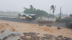 Bão Kristine, còn gọi là bão Trà Mi, tràn vào Philippines gây ngập lụt, thiệt hại người và của (Ảnh: Inquirer) 