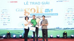 Bà Nguyễn Thị Hồng Nga, Tổng biên tập Báo Giao thông, Trưởng ban tổ chức giải và ông Nguyễn Anh Tú, Tổng giám đốc Liên doanh Ô tô Hyundai Thành Công Việt Nam trao Cúp vô địch cho golfer Hoàng Quân.