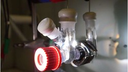 Một phần của lo phản ứng chuyển đổi CO2, rác thải nhựa PET. Ảnh Tech Xplore.