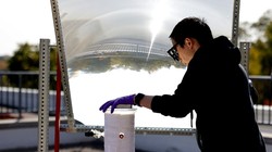 Thí nghiệm sử dụng chất bán dẫn trong phản ứng phân tách nước thành hydro và oxy. Ảnh video Michigan Engineering.