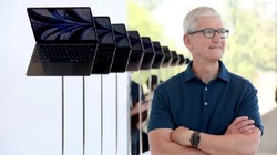 Giám đốc điều hành Apple Tim Cook xem màn hình của máy tính xách tay MacBook Air được thiết kế lại hoàn toàn mới trong WWDC22 tại Apple Park ngày 6/6/2022 ở Cupertino, California. Ảnh Justin Sullivan/Getty Images.