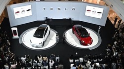  Tesla Model Y (trái) và Model 3 tại Bangkok vào ngày 7/12/2022. Ảnh minh họa CNBC.