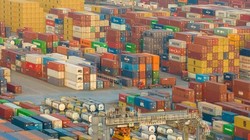 Khối lượng container khổng lồ tại cảng Nam Kinh, Trung Quốc ngày 3/1/2023. Ảnh AFP 