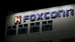 Logo của Foxconn bên ngoài tòa nhà công ty ở Đài Bắc, Đài Loan, ngày 10/11/2022. REUTERS/Ann Wang//