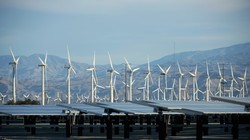 Năng lượng tái tạo làm giảm sản lượng diện nhiên liệu hóa thạch. Ảnh minh họa CNBC